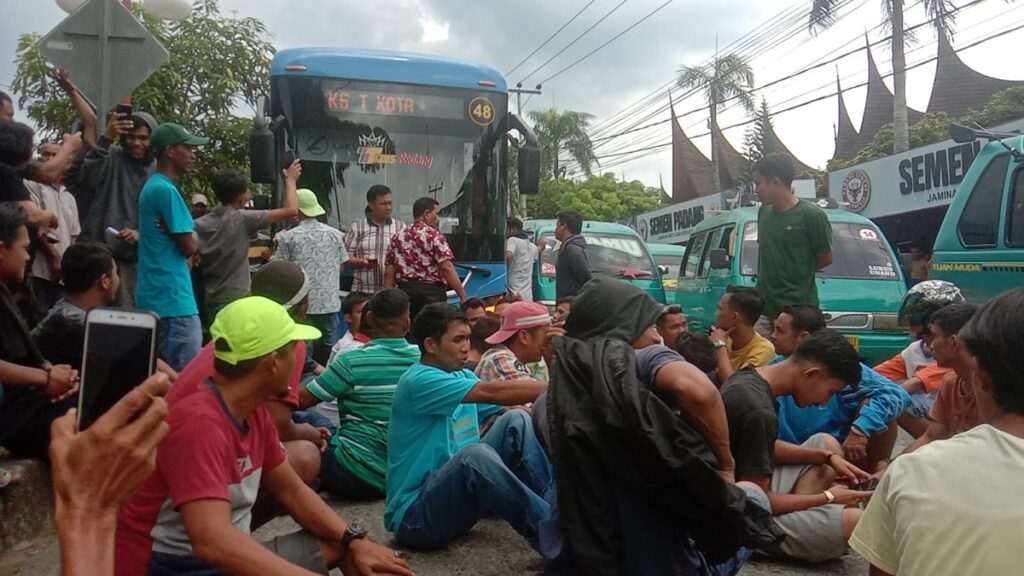 Aksi mogok sopir angkutan kota (angkot) jurusan Pasar Raya-Pasar Baru pada Kamis (16/2/2023) siang. (Foto: Dok. Muhammad Aidil)