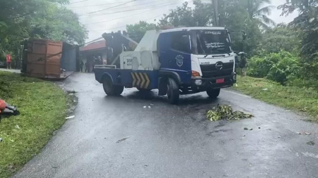 Truk terguling di Rambatan, Tanah Datar sudah dievakuasi. (Dok. Polres Tanah Datar)