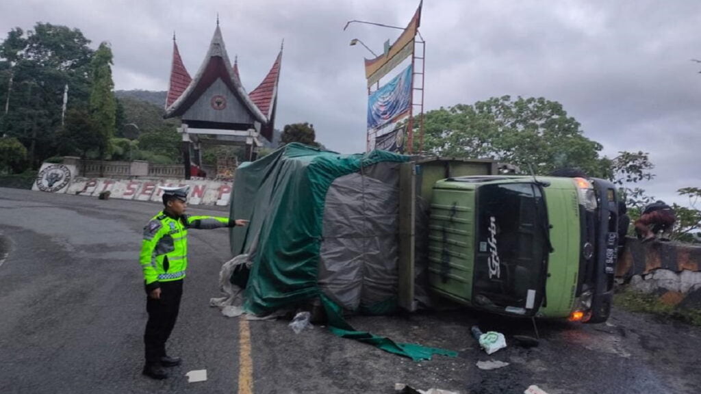 Truk pembawa makanan ringan terbalik di Silaiang Bawaj pada Sabtu (11/2/2023) pagi. (Foto: Dok. Polres Padang Panjang)