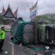 Truk pembawa makanan ringan terbalik di Silaiang Bawaj pada Sabtu (11/2/2023) pagi. (Foto: Dok. Polres Padang Panjang)