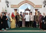 Rachmad Wijaya Salurkan 16 Gulung Tikar Salat di Masjid Raya Taqrib Padang, Terinspirasi Amal Sang Ibunda