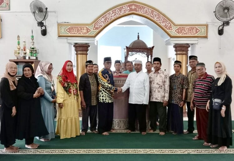 Wakil Sekretaris DPD Partai Gerindra Sumbar, Rachmad Wijaya menyerahkan bantuan sajadah sebanyak 16 gulung kepada pengurus Masjid Raya Taqrib, Kamis (23/2/2023) siang. (Foto: Dok. Muhammad Aidil)