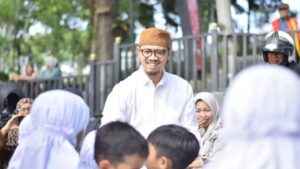 Wali Kota Erman Safar bersama anak-anak warga Kota Bukittinggi. Daerah ini berhasil menurunkan angka stunting menjadi kedua terendah di Sumatera Barat. (Antara/Alfatah)