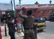 Puluhan Reklame Tak Berizin di Padang Dibongkar, Videotron Rokok Masuk?