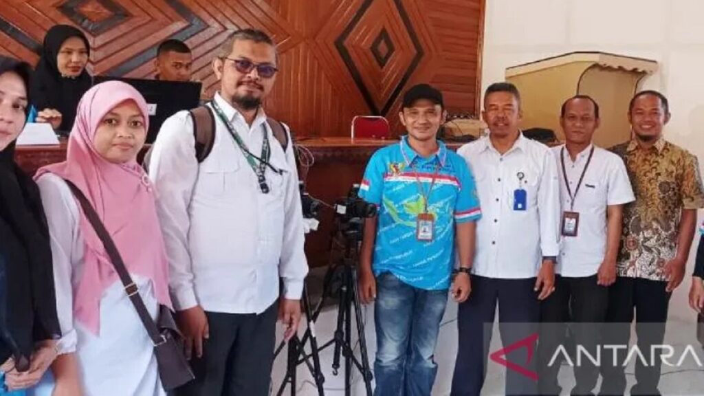 Petugas Disdukcapil Kabupaten Agam dan petugas Disdukcapil Kota Bukittinggi sedang berada di SMKN 1 Bukittinggi, Rabu (8/3). (ANTARA/HO-Disdukcapil Agam)