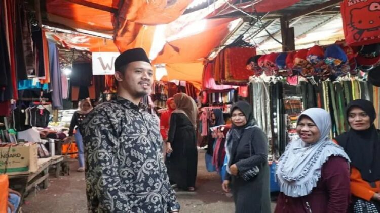 Wali Kota Bukittinggi, Erman Safar dalam salah satu kegiatan bersama masyarakat. (Foto: Dok.Antara)