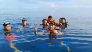 Kepala Kantor SAR Mentawai, Akmal beserta tim pencarian gabungan menyisir perairan Pogari mencari satu orang yang hilang sejak Jumat (25/3/2023) lalu. (Foto: Dok. Basarnas)