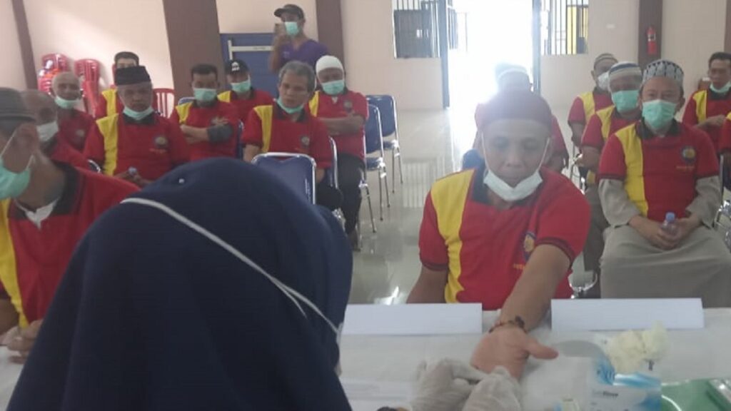 Tahanan terduga korupsi dana hibah KONI Padang, Agus Suardi masuk ke dalam program Posyandu Lansia Rutan Padang. (Foto: Dok. Muhammad Aidil)