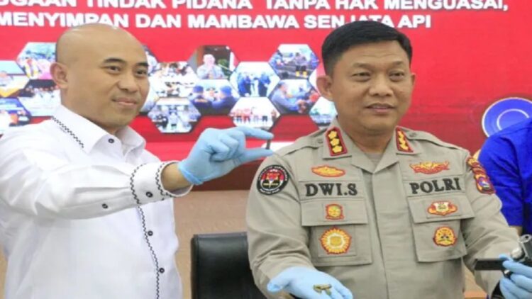 Direktur Reserse Kriminal Umum (Direskrimum) Polda Sumbar, Kombes Pol Andry Kurniawan (kiri) bersama Kabid Humas Polda Sumbar (ANTARA/HO Polda Sumbar)