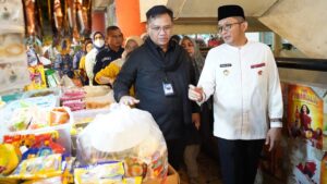Pimpinan Ombudsman RI, Yeka Hendra Fatika didampingi Wali Kota Padang, Hendri Septa meninjau ketersediaan bahan pokok di Pasar Raya Padang. (Foto: Dok. Ombudsman)