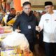 Pimpinan Ombudsman RI, Yeka Hendra Fatika didampingi Wali Kota Padang, Hendri Septa meninjau ketersediaan bahan pokok di Pasar Raya Padang. (Foto: Dok. Ombudsman)