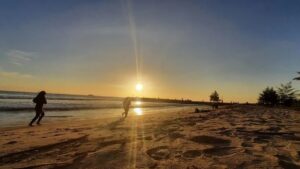 Wisatawan menikmati matahari terbenam di Pantai Pariaman, Sumbar. (ANTARA/Aadiaat M.S)