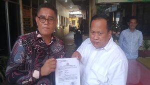 Ketua DPRD Padang, Syafrial Kani (kiri) dan anggota DPRD Padang dari Fraksi Partai Gerindra, Bobby Rustam melaporkan dugaan pencemaran nama baik ke Polresta Padang. (Foto: Dok. Muhammad Aidil)