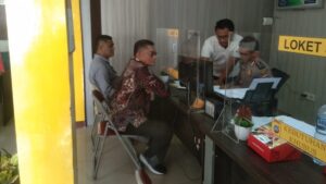 Ketua DPRD Kota Padang, Syafrial Kani melaporkan dugaan pencemaran nama baik dirinya ke Polresta Padang, Rabu (22/3/2023) siang. (Foto: Dok. Muhammad Aidil)