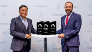 Direktur Marketing Telkomsel Derrick Heng (kiri) menerima tiga penghargaan yang diraih Telkomsel pada ajang Ookla Speedtest Awards™ 2022. (Dok. Telkomsel)