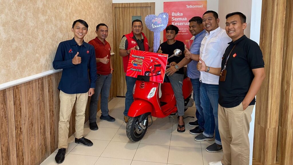 Telkomsel serahkan hadiah 1 Unit Motor Vespa LX 125 kepada pelanggan di Sungai Rumbai. Secara spesial Manajemen Telkomsel di area Sumatera hadir menyerahkan langsung hadiah tersebut kepada pelanggan pada Rabu (29/3/2023).