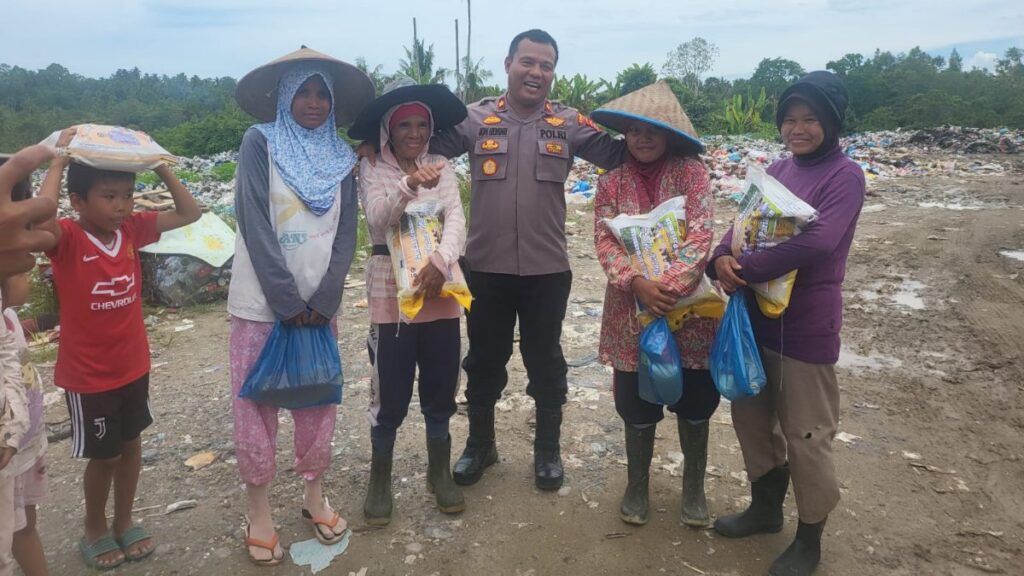 Terlihat Wakapores Pariaman Kompol Jon Hendri berpoto bersama dengan para pemulung dengan wajah yang gembir(Dok. Istimewa)