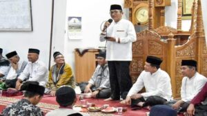 Wako Hendri Septa saat safari Ramadan di Masjid Baitul Mukminin, Anduring, Kecamatan Kuranji. (Dok. Humas)