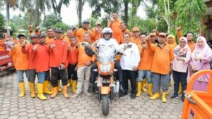 Wali Kota Padang, Hendri Septa bersama becak motor baru dan tenaga kebersihan Kota Padang (Dok. Diskominfo Padang)