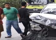 Jalan Licin akibat Tumpahan CPO, Avanza Ringsek Tabrak Bus di Sitinjau Lauik