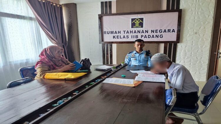 Seorang pelajar SMP yang terlibat kasus hukum dan dipenjara mengikuti ujian tengah semester dari dalam Rutan Padang. (Foto: Dok. Istimewa)