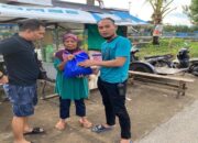 Tim Klewang Polresta Padang Bagi-bagi Sembako untuk Masyarakat Kurang Mampu