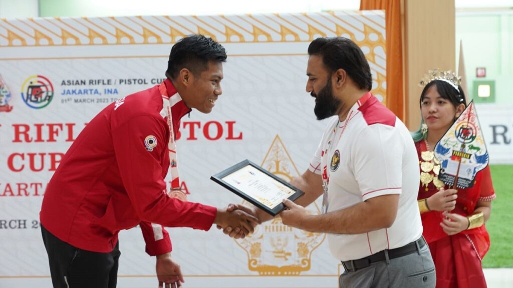 Anak polisi di Sumbar dapat medali perunggu di lomba menembak tingkat Asia. (Dok. Istimewa)