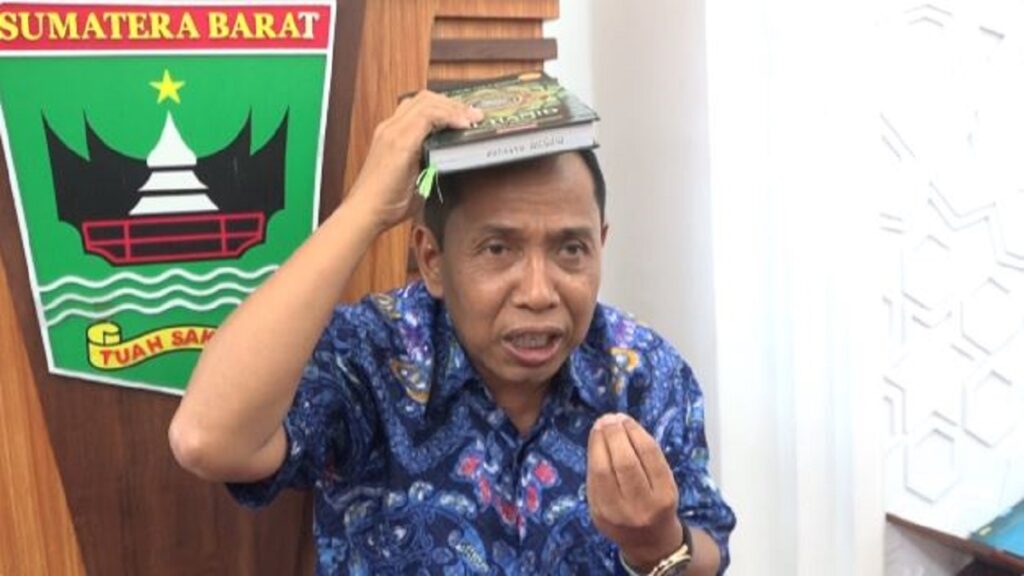 Anggota DPRD Sumbar Fraksi Demokrat, Novrizon bersumpah dengan Alquran. (Foto: Dok. Istimewa)