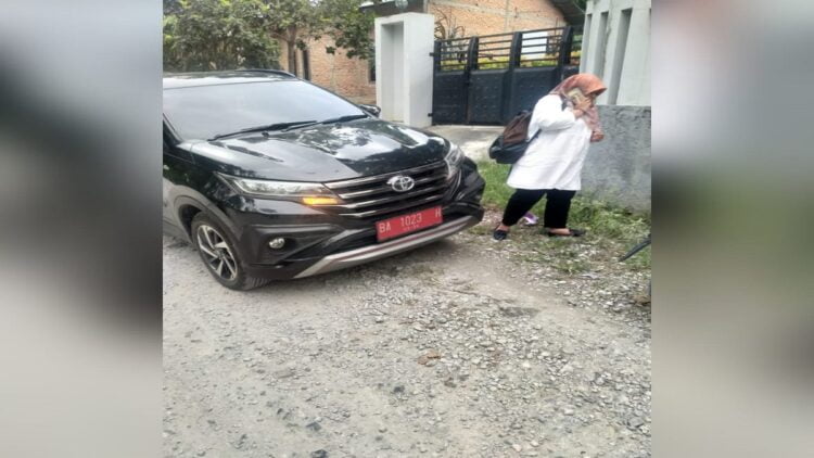 Mobil dinas milik Pemkab Solok yang nyaris menabrak dan menewaskan seorang warga. (Foto: Dok. Facebook.com/Peri Asmiardi)