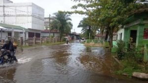 Pengendara sedang melewati banjir yang menggenangi ruas jalan di Kecamatan Tanjungmutiara, Kabupaten Agam, Sumbar, Sabtu (25/3/2023). (Dok. Antara/HO-BPBD Agam)