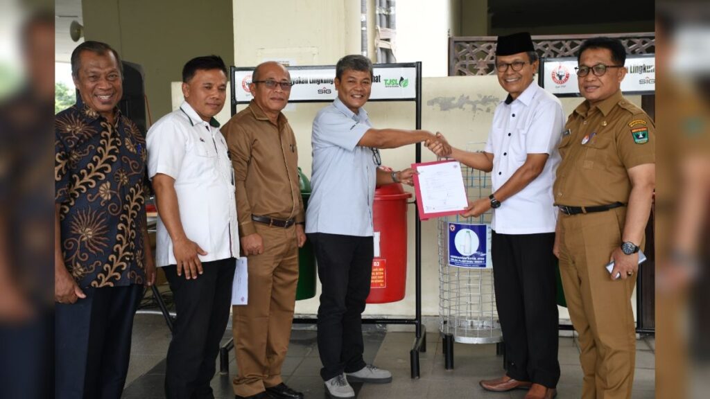 Bantuan bak sampah terpilah dari Semen Padang untuk Masjid Raya Sumbar. (Dok. Humas)