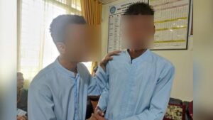 Kedua pelajar SMA yang terlibat baku hantam di salah satu SMA Swasta Kota Padang bersalaman. (Foto: Dok. Istimewa)