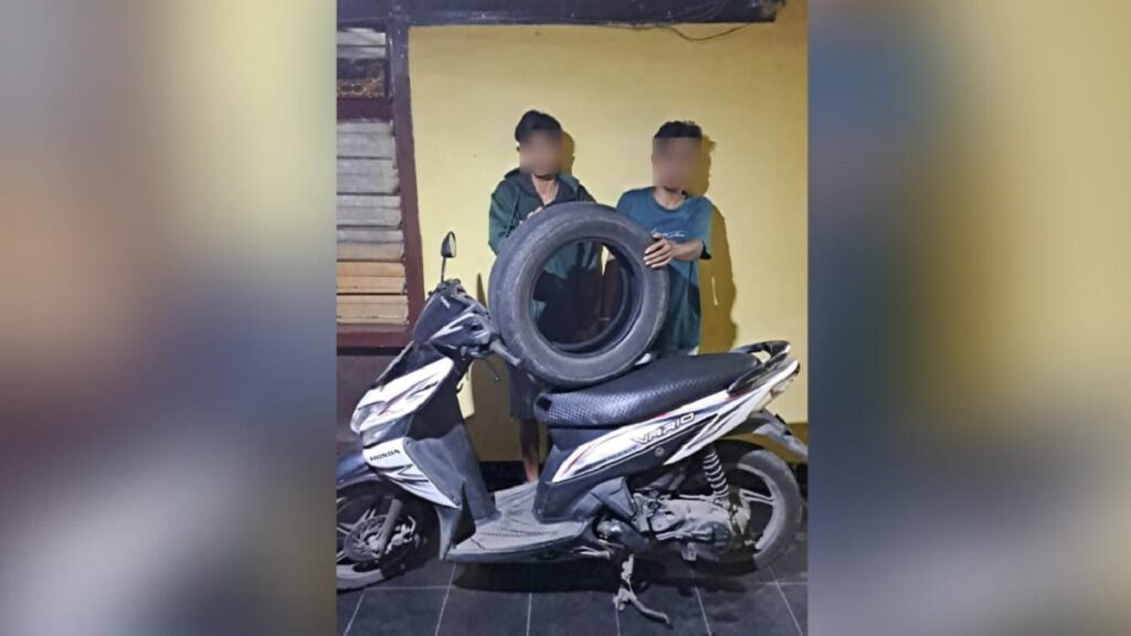 Dua pencuri ban bekas ditangkap pada Rabu (15/3/2023) dini hari. (Foto: Dok. Polres Solok Kota)