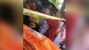 Evakuasi temuan wanita meninggal di Koto Tangah. (Dok. tangkapan layar)
