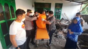 Polisi melakukan olah Tempat Kejadian Perkara (TKP) pasca penemuan mayat seorang wanita di dalam rumah kawasan Padang Sarai, Kota Padang pada Jumat (17/3/2023) sore. (Foto: Dok. Polsek Koto Tangah)