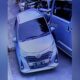 Tangkapan layar mobil penabrak seorang warga di Kota Padang usai ketahuan mencuri mesin bor dan menabrak seorang korban yang mengejarnya. (Dok. Istimewa)