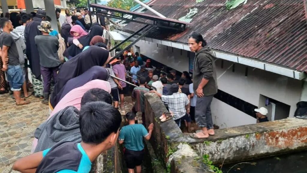 Kondisi tanah longsor yang menimpa toilet masjid di Ampekkoto. (Antara/Dok BPBD Agam)