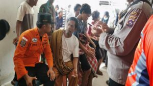Nelayan korban pecah kapal yang selamat dibawa ke Puskesmas Air Bangis. (Foto: Dok. Basarnas)
