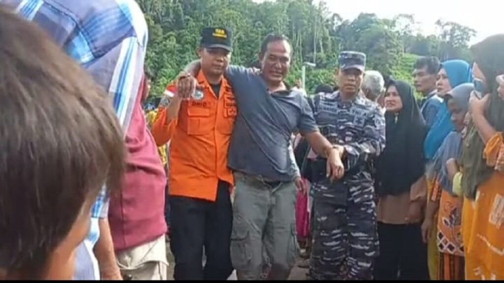 Salah seorang nelayan yang selamat dievakuasi oleh Tim SAR Gabungan. (Foto: Dok. Basarnas)