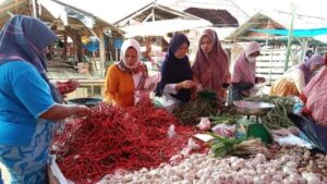 Pedagang Pasar Serikat Lubukbasung Garagahan sedang melayani pembeli. Harga cabai merah di Agam turun memasuki Ramadan. (Dok. Antara)