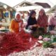 Pedagang Pasar Serikat Lubukbasung Garagahan sedang melayani pembeli. Harga cabai merah di Agam turun memasuki Ramadan. (Dok. Antara)