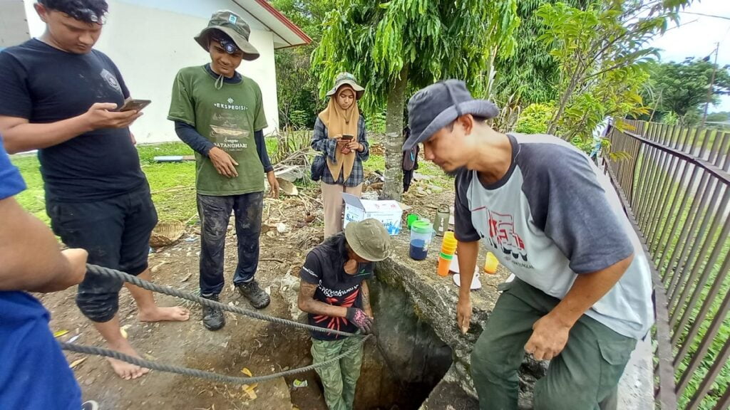 Pembersihan lubang Jepang di Padang. (Dok. Istimewa)