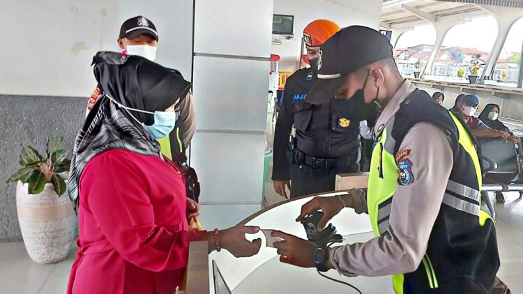 Pemeriksaan penumpang kereta di Stasiun Simpang Haru, Kota Padang. (Foto: Dok. KAI)