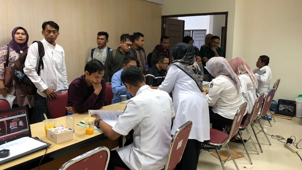 Pendaftar Calon Komisioner KPU Kabupaten dan Kota di Sumbar berbondong-bondong menyerahkan proses administrasi pendaftaran ke panitia seleksi. (Foto: Dok. Istimewa)