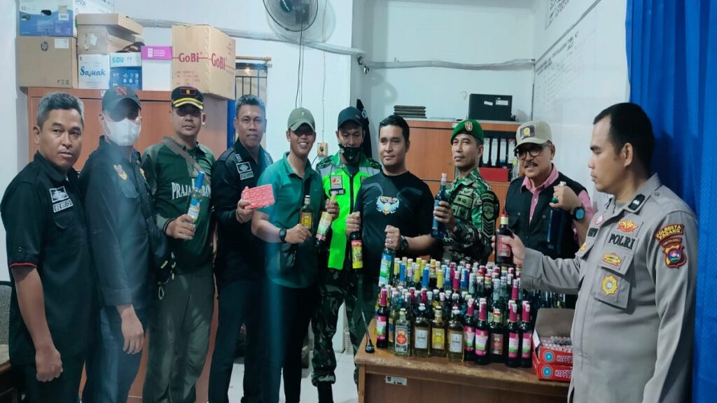 Ratusan botol miras berbagai merek disita petugas gabungan pada Sabtu (18/3/2023) dini hari. (Foto: Dok. Satpol PP)