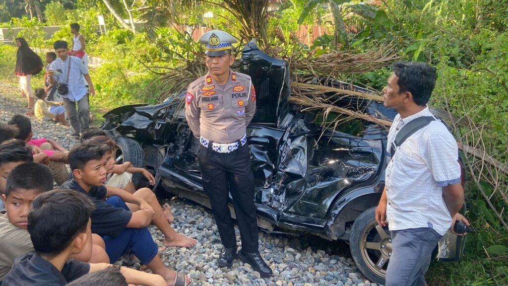 Kecelakaan kereta api kontra mobil di Kota Pariaman pada Senin (28/3/2023) sore. (Foto: Dok. Polres Pariaman)