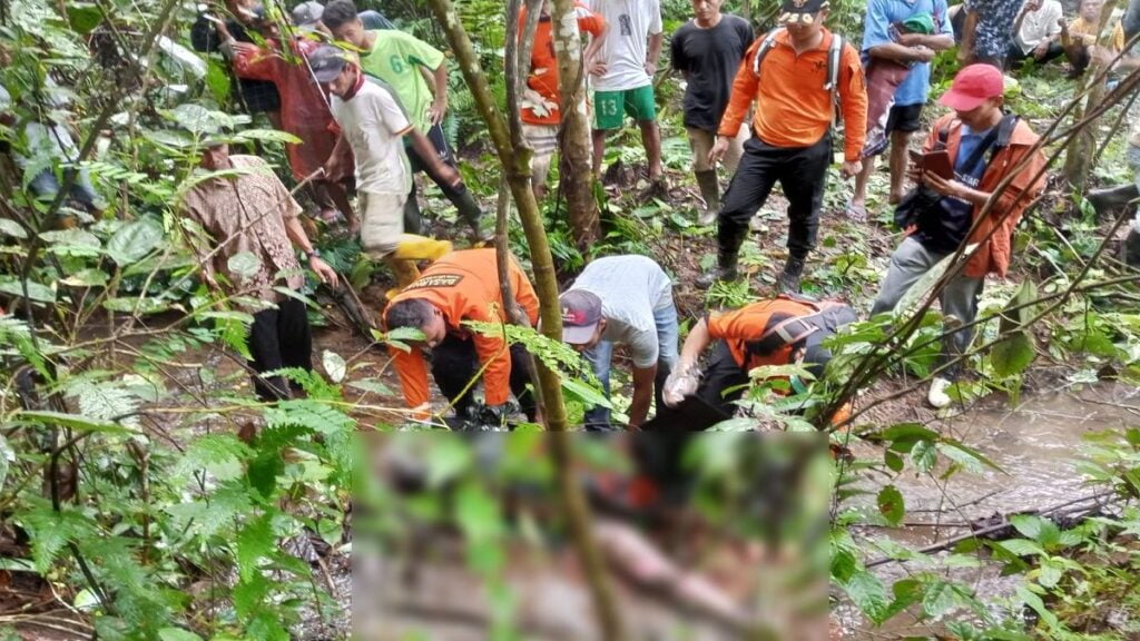 Petugas pencarian gabungan mengevakuasi jasad Hasan (64) yang meninggal usai sempat dinyatakan hilang sejak Kamis (16/3/2023) lalu. (Foto: Dok. Basarnas)