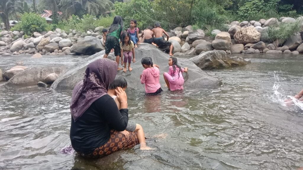 Tradisi balimau di Padang. (Dok. Istimewa)