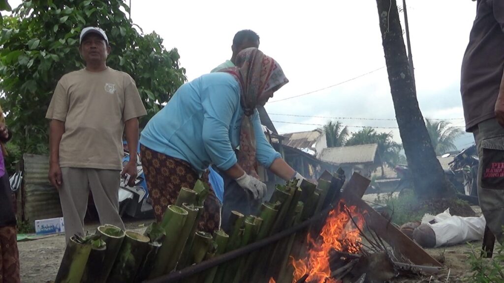 Sejumlah emak-emak di RW 05, Kelurahan Padang Basi, Kecamatan Lubuk Kilangan melakukan tradisi 'Malamang' pada Kamis (16/3/2023) siang. (Foto: Dok. Istimewa)