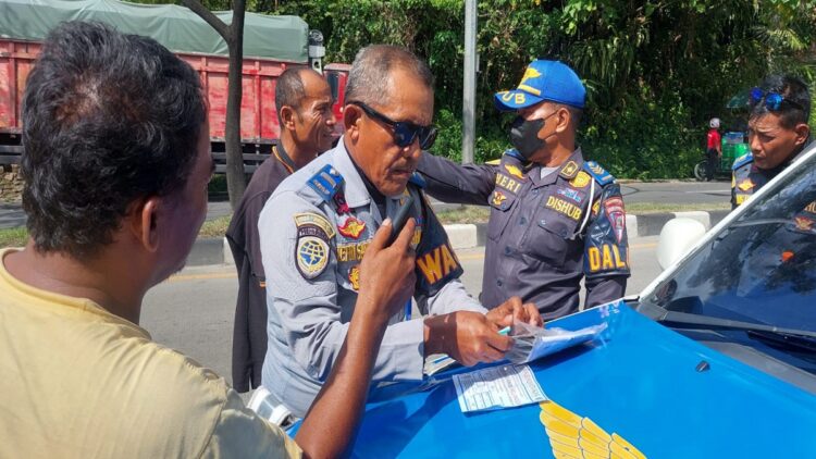 Truk ngetem di pinggir jalan Padang-Solok, kawasan Lalang, Kelurahan Padang Besi, Kecamatan Lubuk Kilangan, Kota Padang, ditindak Dishub. (Dok. Istimewa)